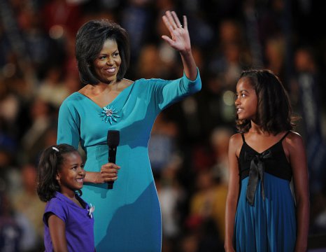 Michelle Obama alături de fiicele ei în 2008