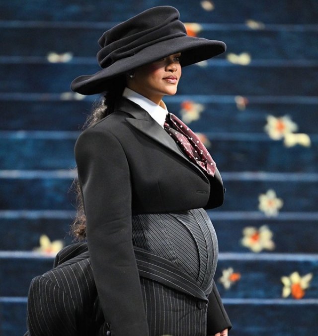 Rihanna este din nou însărcinată, la 37 de ani. Și-a etalat burtica de gravidă la Met Gala