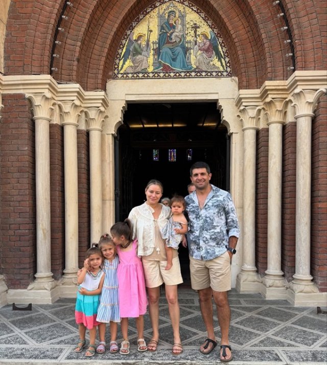 Laura Cosoi, vacanță cu peripeții alături de cei 4 copii Rita, Lara, Vera și Aida