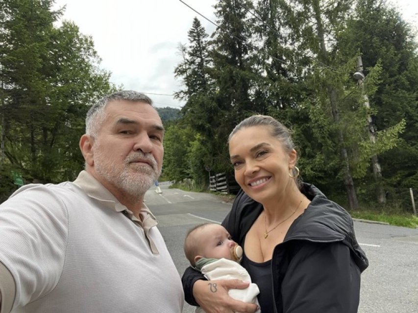 Monica și Leonard Doroftei, îndrăgostiți iremediabil de nepotețul lor. Moșul a devenit bunic de ziua lui