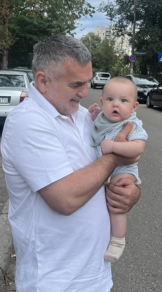 Monica și Leonard Doroftei, îndrăgostiți iremediabil de nepotețul lor. L-au plimbat la Sinaia