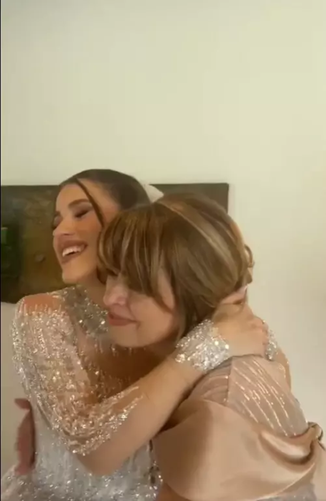 Ivona, fiica lui Mugur Mihăescu s-a căsătorit religios cu alesul inimii ei. Părinții miresei au radiat de fericire