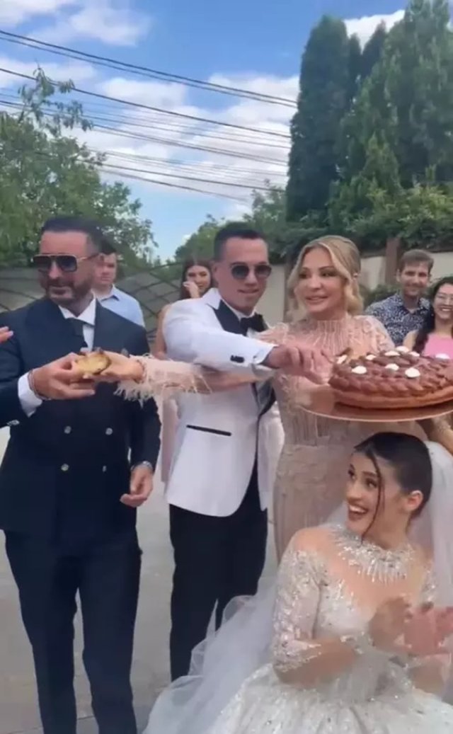 Ivona, fiica lui Mugur Mihăescu s-a căsătorit religios cu alesul inimii ei. Cei doi locuiesc în Marea Britanie