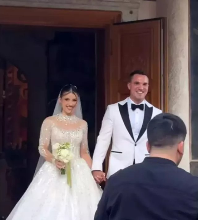 Ivona, fiica lui Mugur Mihăescu s-a căsătorit religios cu alesul inimii ei. La nunta s-au respectat traditiile
