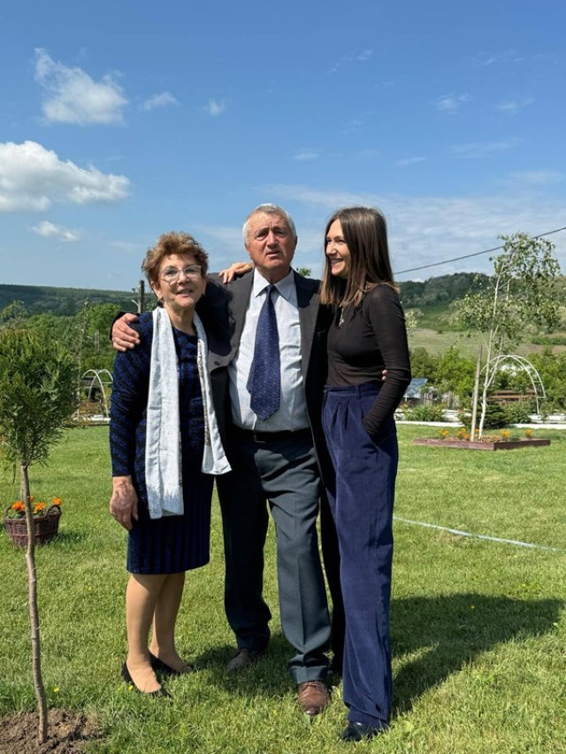 Adela Popescu i-a făcut cea mai frumoasă declarație de iubire și respect mamei sale. Pentru a fi mai aproape de părinți, și-a ridicat casă în Șușani