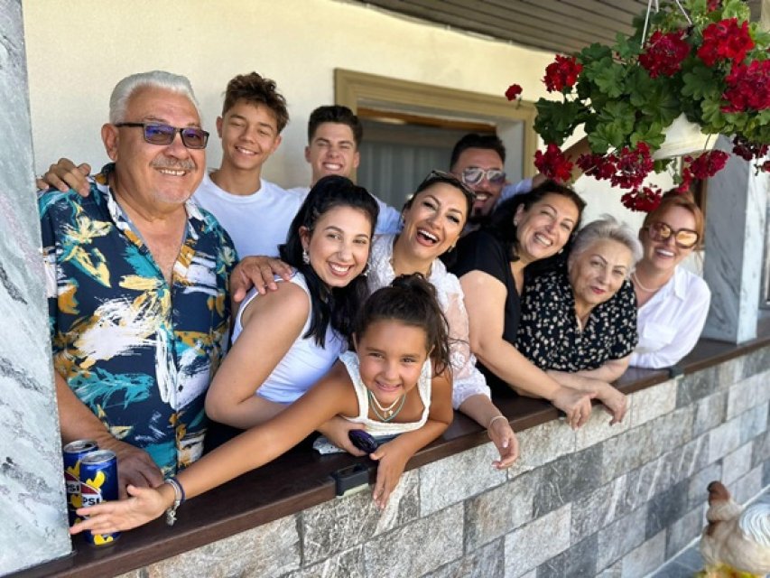 Andra, mărturisiri cu ochii în lacrimi despre momentul în care a aflat că mama ei este bolnavă. Cântăreața mai are 2 surori și un frate