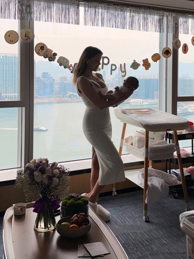 Emily Burghelea, internată de soț într-un spital din cauza depresiei postnatale. Amadea și Damian, copiii vedetei au rămas acasă