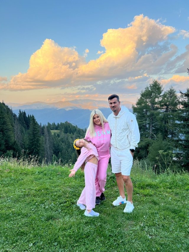 Elena Udrea, prima vacanță cu fiica ei de când a ieșit din arest. Unde au plecat cele două?