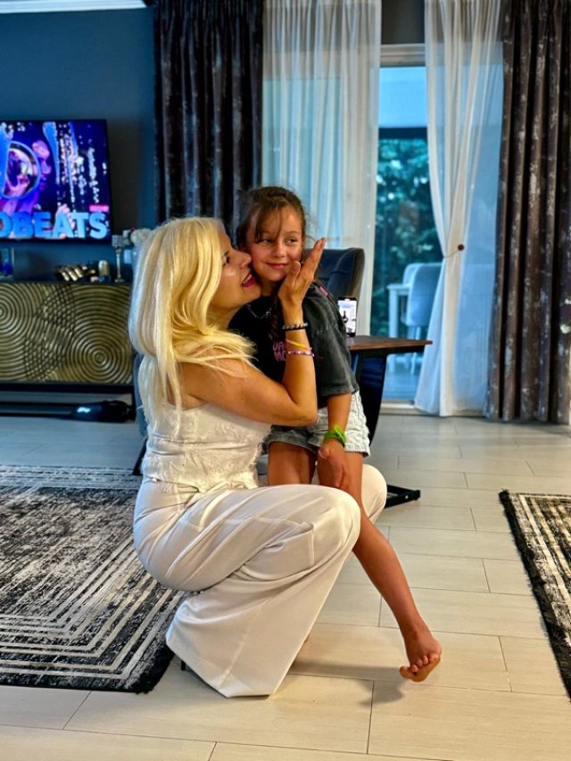 Elena Udrea, prima vacanță cu fiica ei Eva Maria de când a ieșit din arest.