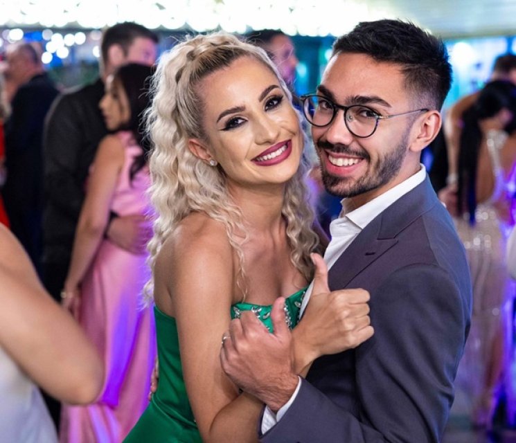 Claudia Puican și Armin Nicoară sunt proaspăt căsătoriți dar pleacă separat în luna de miere. Saxofonistul pleacă în Punta Cana