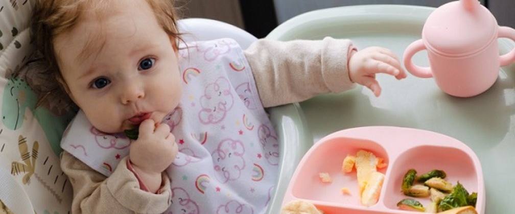 Bebe e gata de masă. Descoperă câteva produse esențiale pentru diversificarea alimentației
