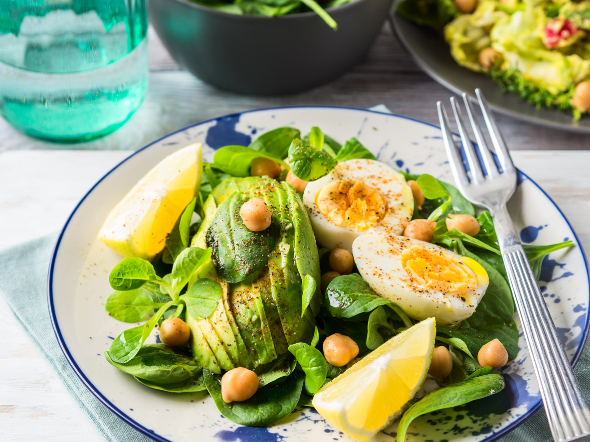 salata cu oua fierte si avocado