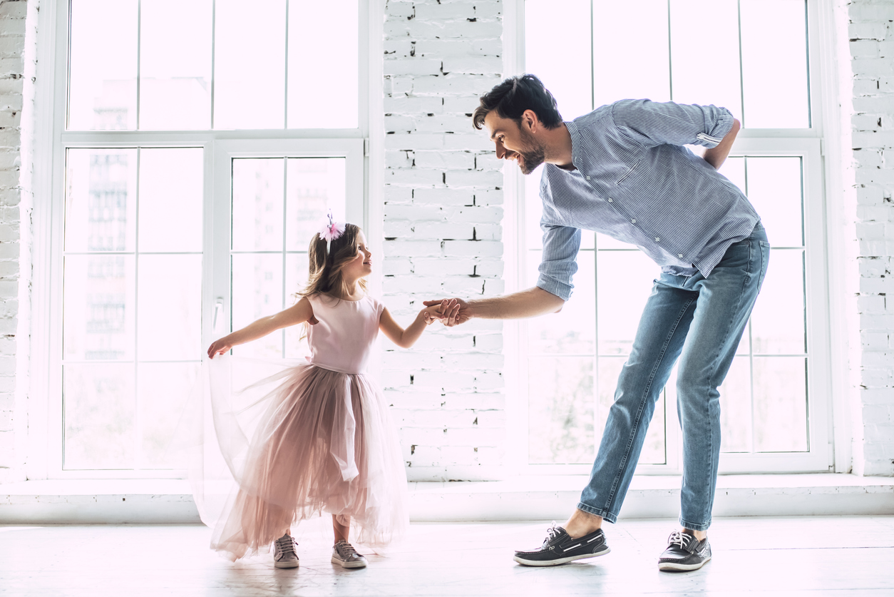 tata care danseaza cu fiica lui intr-un studio de balet facnd o plecaciune