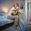 De ce se trezește bebelușul noaptea? 6 greșeli comune care îi pot perturba somnul