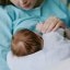 Primele 24 de ore cu bebe: ce este normal, ce sperie inutil și când chiar este urgență