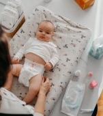 Scaunul bebelușului: culori, consistență, frecvență — când este „ok” și când este semnal de alarmă