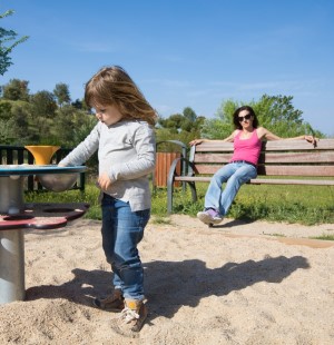 mama cu copil in parc