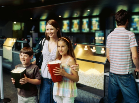 Mama si copii in holul cinematografului