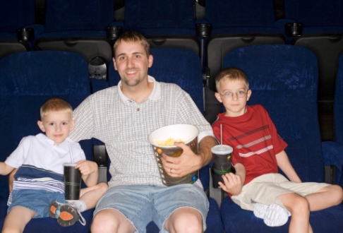 Copii si tata la cinema