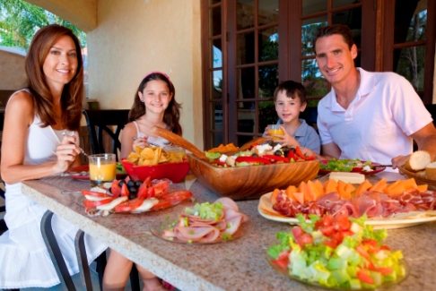 Familie la masa