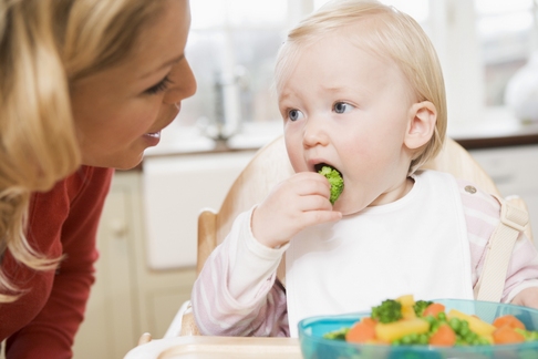 diversificare alimentatie bebe mancacios pofta de mancare