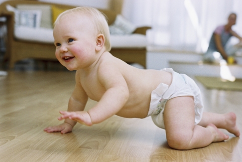mobilitate motricitate bebelusi sfaturi evolutie bebe primii pasi de-a busilea pe burta