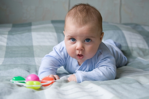 mobilitate motricitate bebelusi sfaturi evolutie bebe primii pasi de-a busilea pe burta