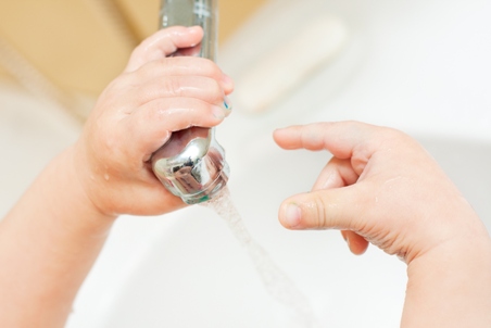 Apa de la robinet pentru bebelusi