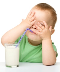 Copil care bea lapte