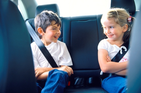 Copii veseli in masina