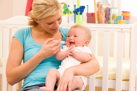 Mama ii da copilului medicamente de raceala