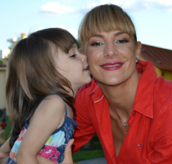 Roxana Ciuhulescu cu fetita ei