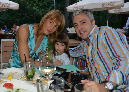 Roxana Ciuhulescu impreuna cu sotul ei, Mihai, si cu fetita lor, Ana Cleopatra