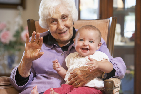 bebelus cu bunica facand cu mana