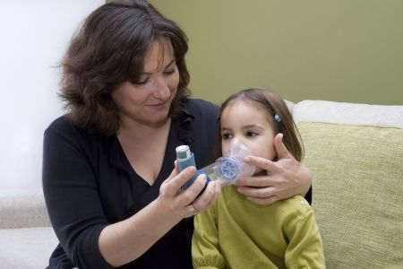  astmul la copii-mama și copil cu aparat de respirat