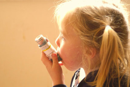  astmul la copii-fată cu inhalator de astm
