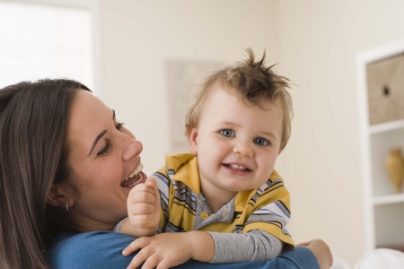 mama si bebelus jucandu-se poza mama si bebelus jucandu-se