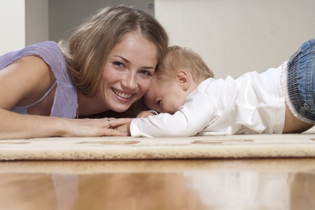 mama si bebelus jucandu-se poza mama si bebelus jucandu-se