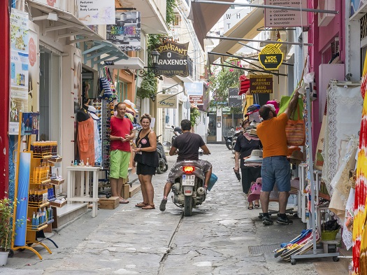 Straduta cu magazine din Grecia Regula culturala din Grecia: nu ai voie sa critici modul in care este condusa o afacere