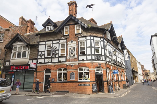 Straduta cu pub-uri in Anglia In Anglia va trebui sa te obisnuiesti cu multitudinea pub-urilor