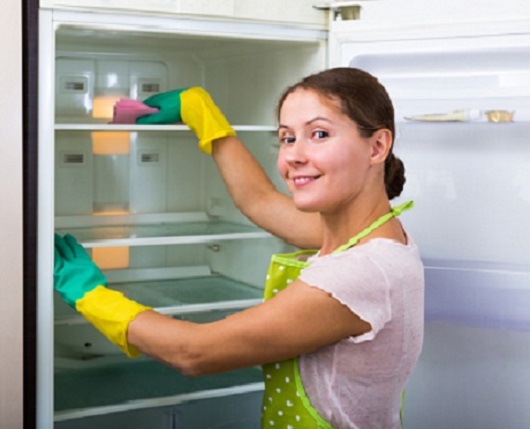 Femeie ce face curat in frigider