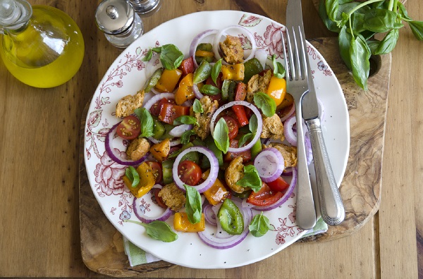 Salata de vara, cu legume si crutoane