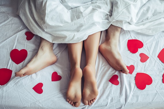 Cuplu in pat,  in momente de intimitate 