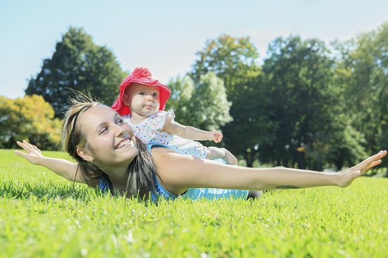 Mama face exercitii fizice in mijlocul naturii cu bebelusul ei