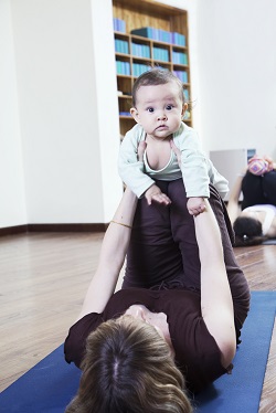 Exercitii tip yoga pentru mama si bebelus