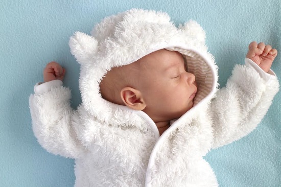Gluga poate fi un accesoriu vestimentar periculos pentru bebelus