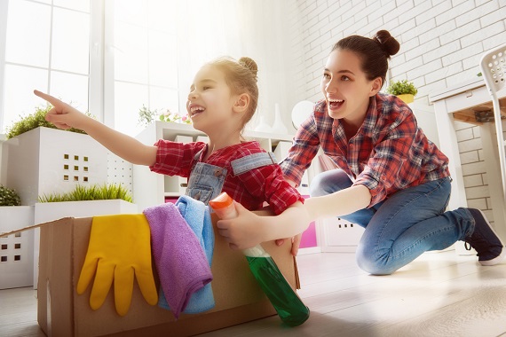 Mama si fiica ei se distreaza in timp ce se implica in treburi casnice