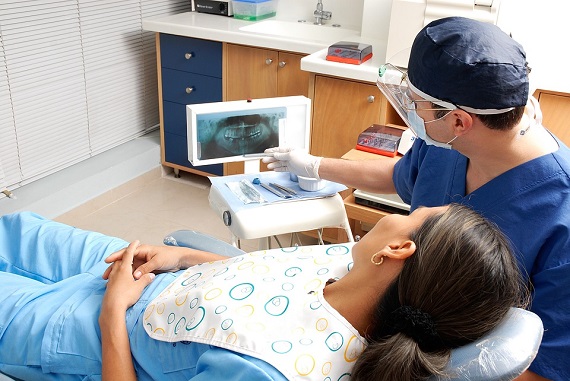 Medic dentist care ii arata pacientei sale o radiografie