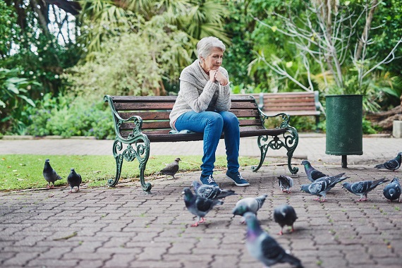 Femeie batrana, ce sta singura pe o banca in parc