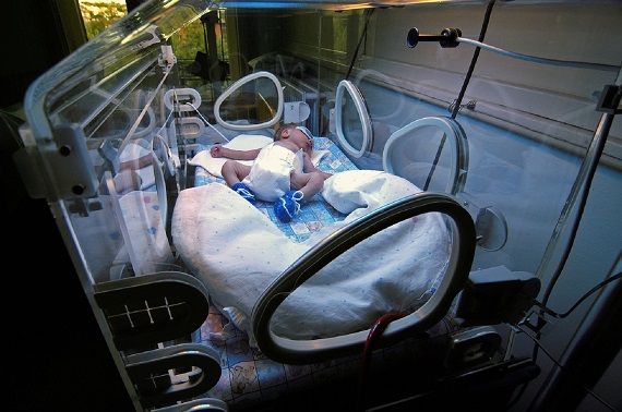 Bebelus intr-un incubator